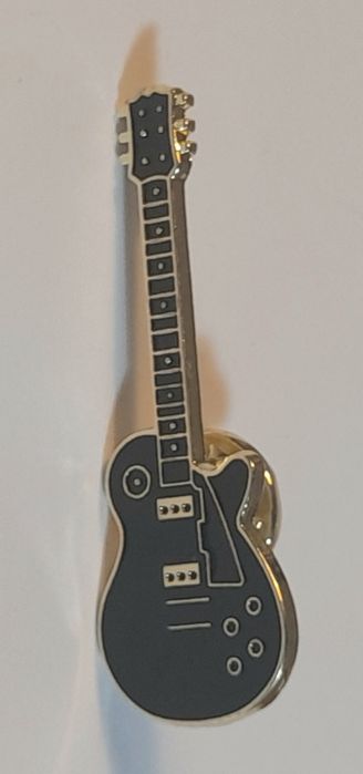 Pin  com design de  guitarra.