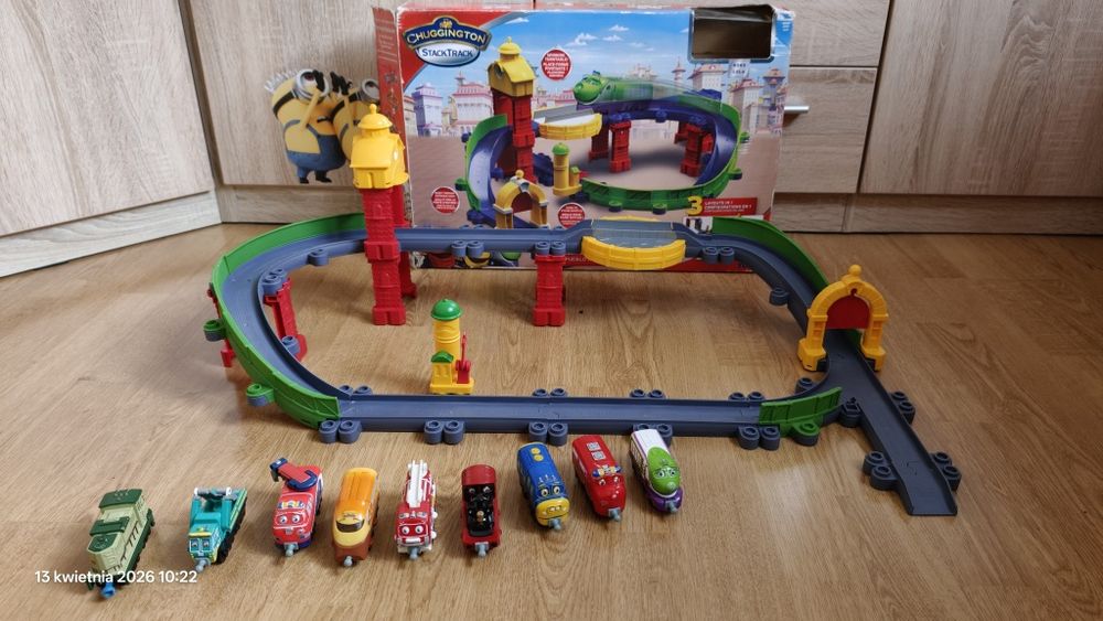 Zestaw TOMY Stacyjkowo Stare Miasto + ciuchcie