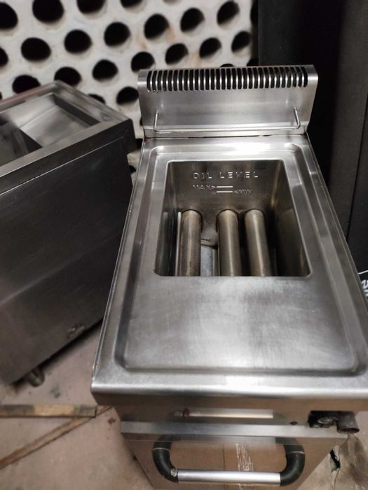 duas fritadeiras a gás industriais