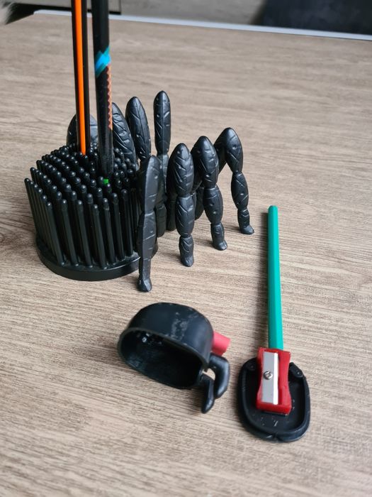 Stojak na kredki pająk