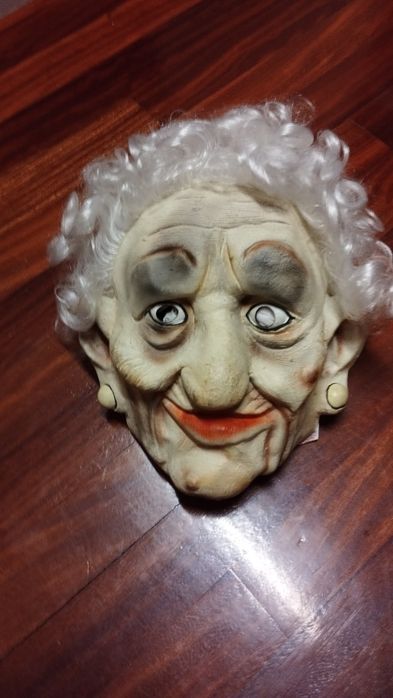 Carnaval: 2 máscaras e 1 peruca, não usadas