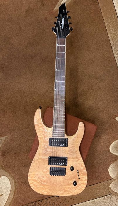 Jackson JS32-7q Dinky (7  strun)