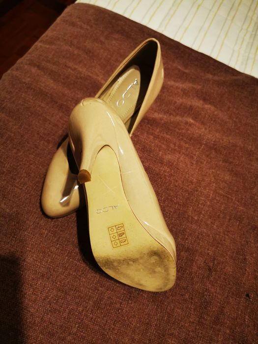 Sapatos de verniz nude