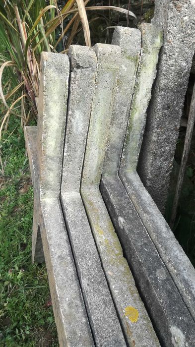 Esteios em Cimento em Forma de Tê    T