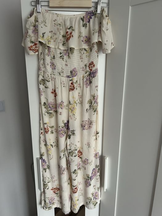 Kombinezon ecru na lato 100% wiskoza, luźne nogawki, odkryte ramiona, w kwiaty L  Primark