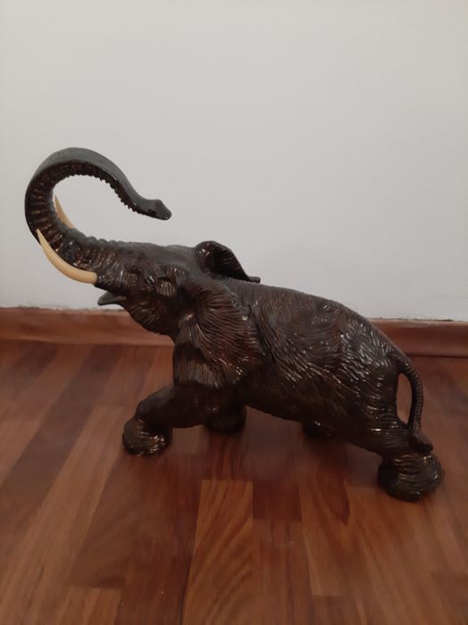 Elefante grande em cerâmica