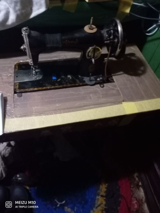 Продам швейну машинку