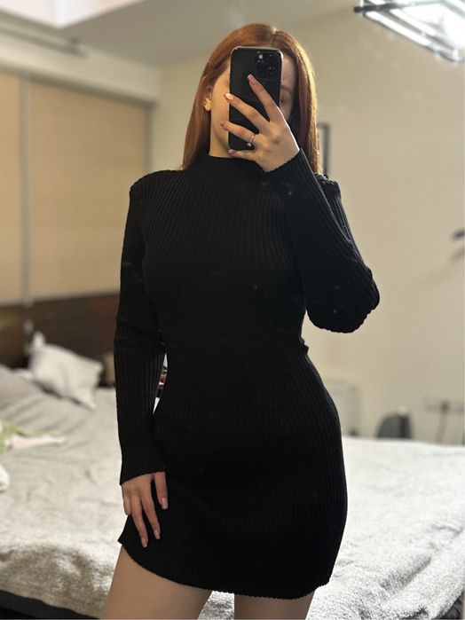 Черное платье вязаное с горлом в обтяжку по типу H&M