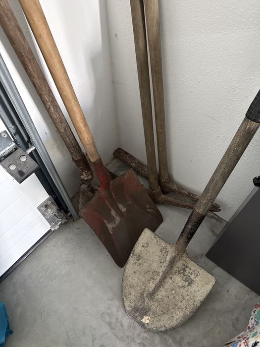 picaretas manuais e pás