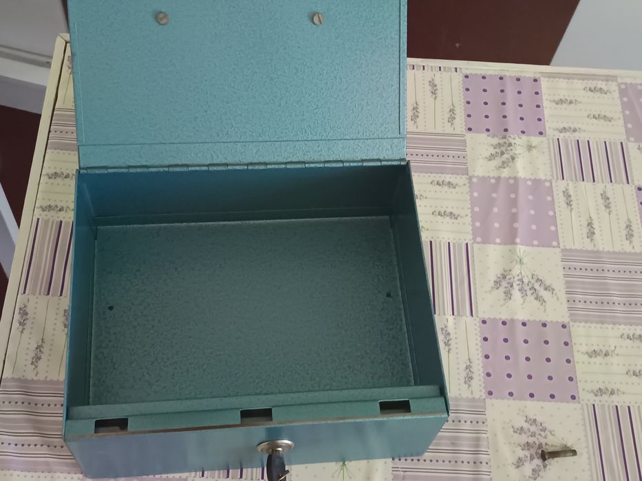Kasetka pancerna na bizuterie i pieniadze