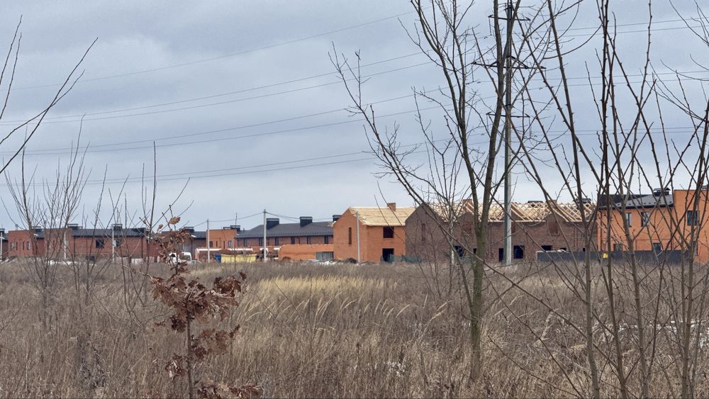 Ділянка біля котеджного містечка, поруч розвинена інфраструктура