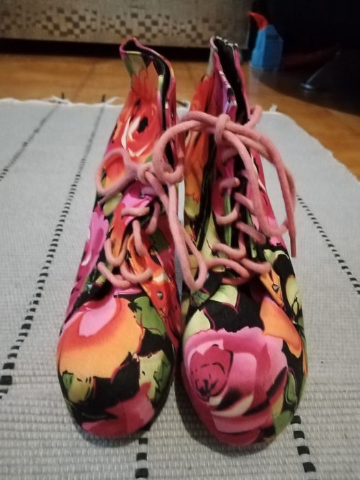 Sapatos com tecido floral. Tm 37.