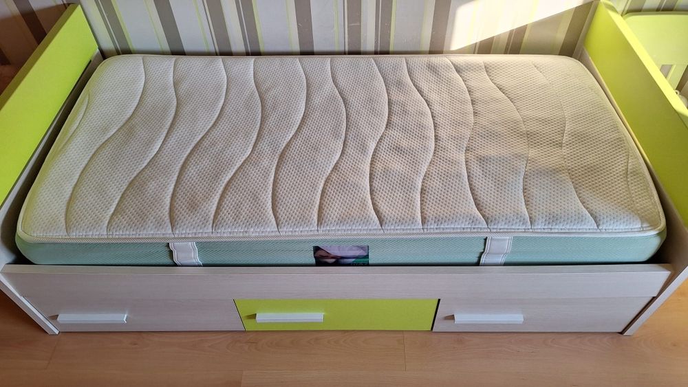 Cama júnior e colchão como novos, com 190x90cm