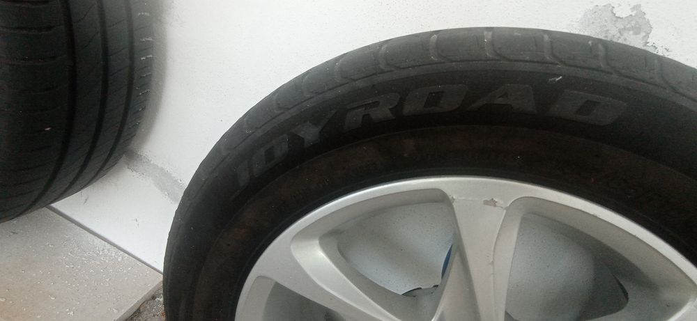 Jantes 15'' de Peugeot 208 com pneus
