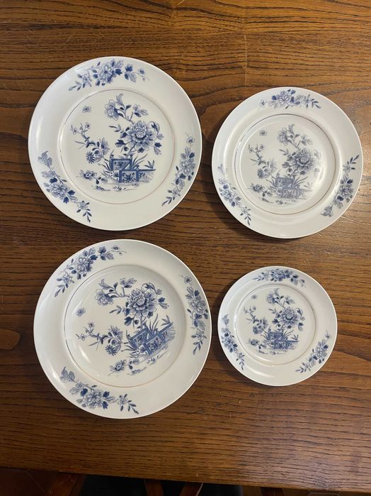 Pratos Vista Alegre – padrão floral azul com motivo oriental (tipo Companhia das Índias)