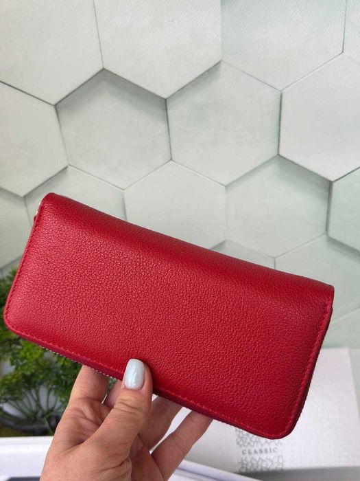 червоний шкіряний гаманець на замку