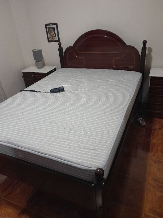 Cama de casal com estrado elevatório, duas mesas de cabeceira e cómoda