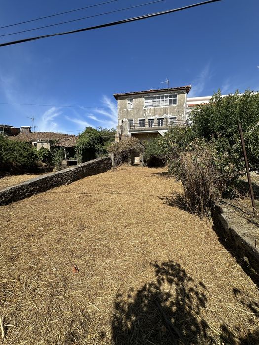 Oportunidade na Aldeia Vinhateira de Trevões (Douro)