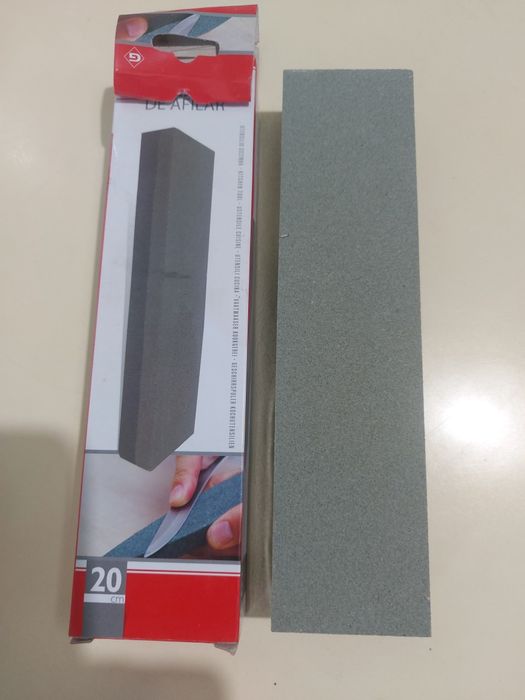 Pedra para enfiar facas, muito resistente, nova.