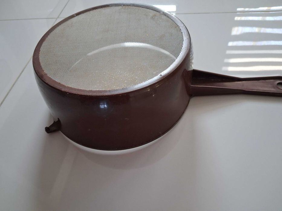 Polecam duże sitko do mąki, śred. 20,5 cm.