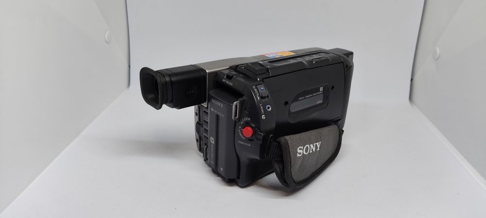 Видеокамера Sony Handycam CCD-TRV48E