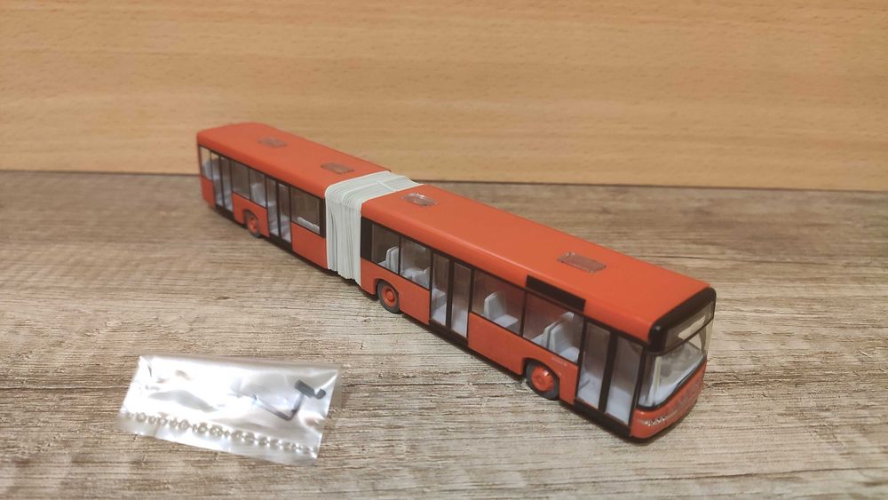 skala 1:87 - autobus SOLARIS Urbino III 18 - czerwony [Vk Modelle] - za 300 zł