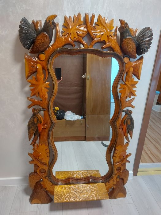 Дзеркало в дерев'яній рамі ручної роботи