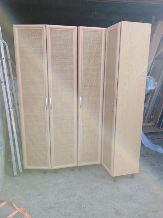 Szafa narożna z rattanowymi frontami 160 × 210 cm – bardzo pojemna