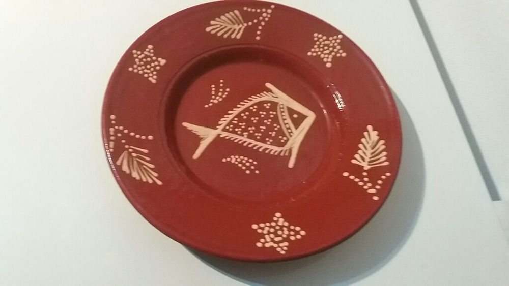 Pratos de barro artesanais e antigos