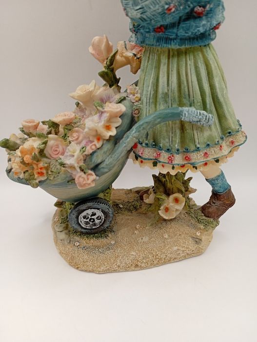 Figurka dziewczynka z taczką