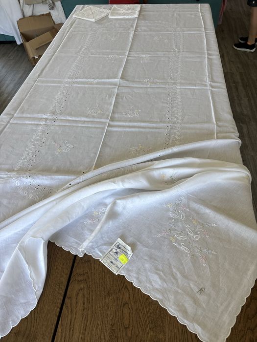 Toalha de mesa em linho bordada à mão da Madeira com 12 guardanapos
