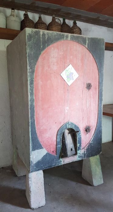 Cuba / Depósito em cimento para vinho ou água