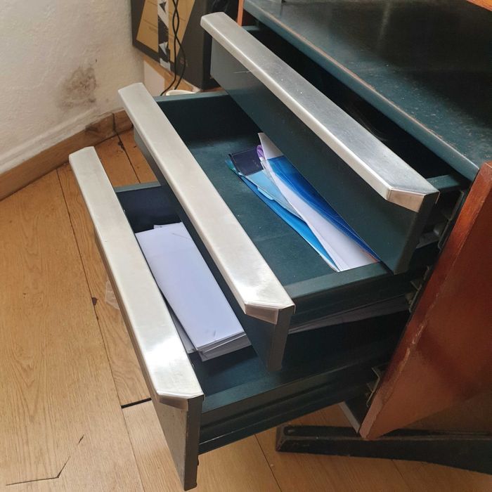 1 Secretária especial, que ninguém tem.