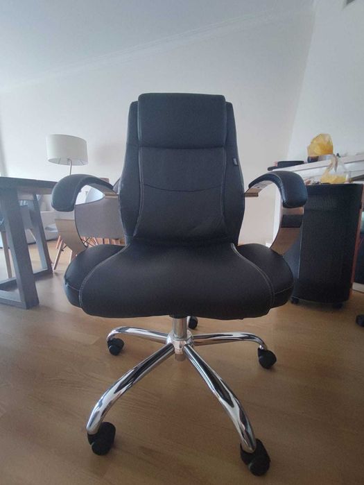 Cadeira de escritório - Ergonômica / Staples