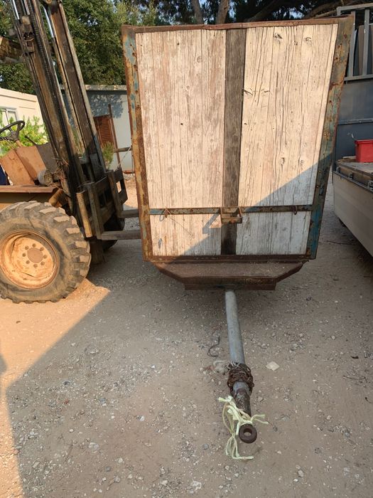 Reboque de transporte de bovinos