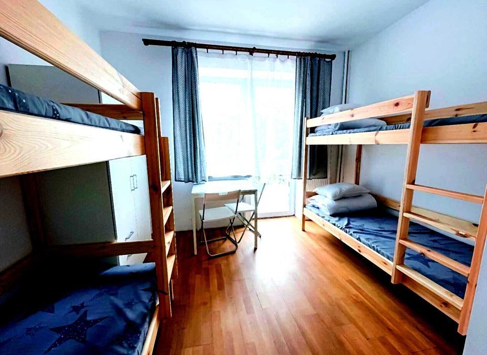 Хостел для переселенців біля кожного метро. ЗРУЧНО!