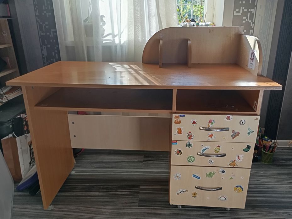 стіл робочий світлий