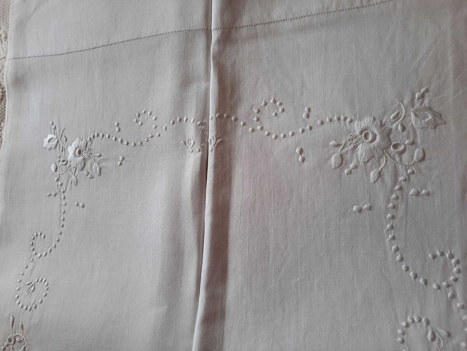 Lençol e fronhas antigos bordados