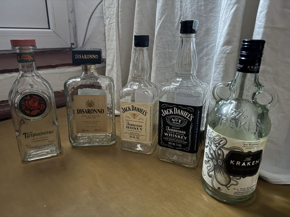 Пусті скляні пляшки різного обʼєму