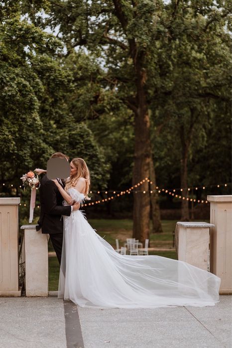 Suknia ślubna z piórkami, gorsetowa, z opadającymi rękawkami