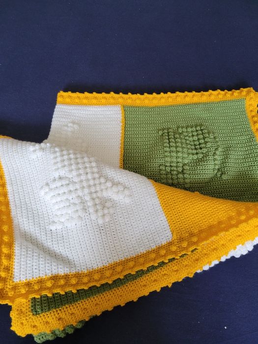 Szydełkowy kocyk z kotkami