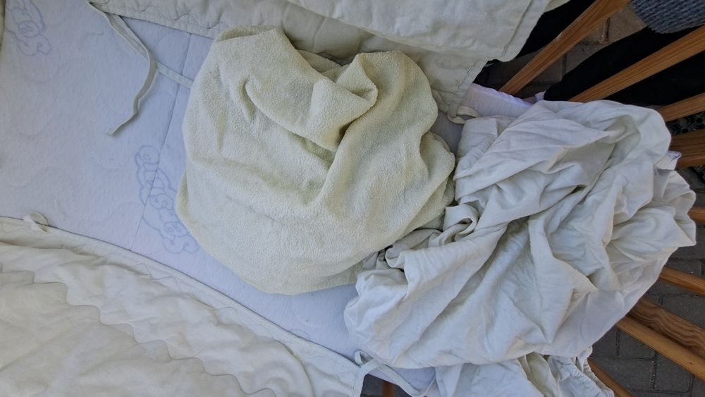 Kołyska z blokadą, na kólkach.