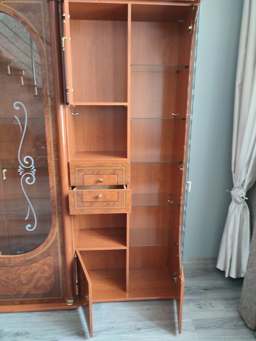 Італійський сервант вітрина