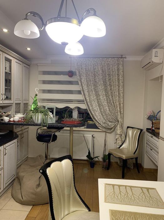 4-к, Івасюка вул., 11, Каскад