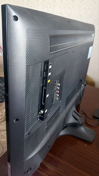 Продам телевізор Samsung UE40J5100AW (40”, Full HD) на запчастини або під відновлення.