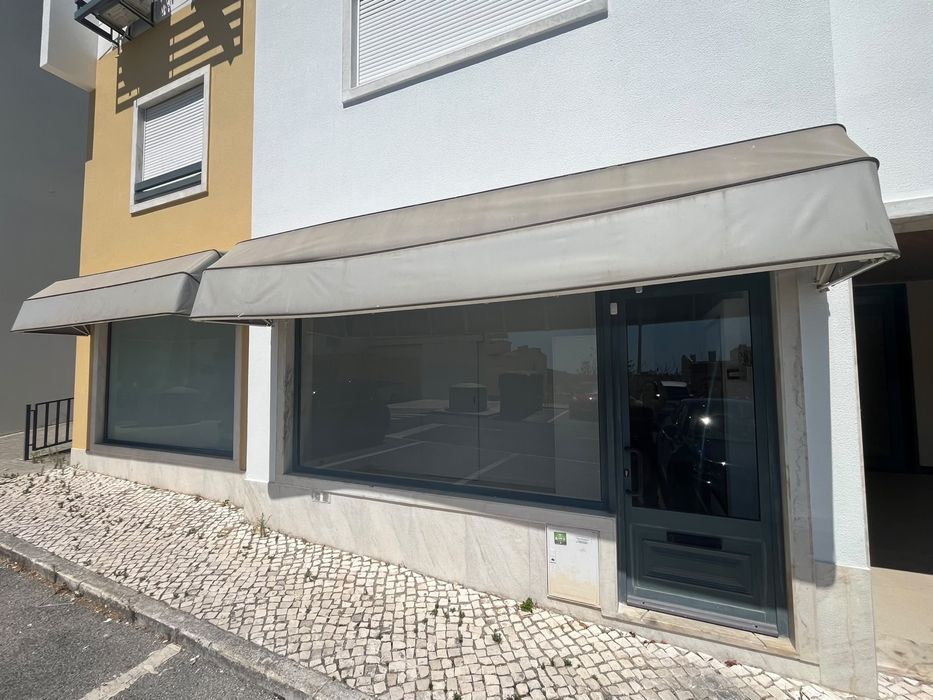 INVESTIDORES!!Oportunidade. Loja com alteração para habitação em curso