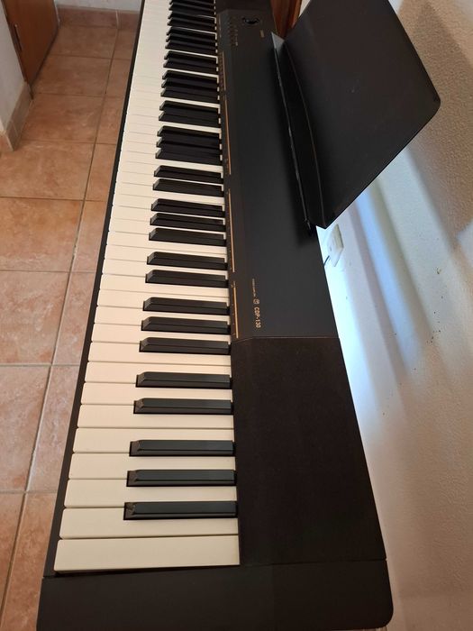 Piano Casio CDP130 (acompanha o móvel)