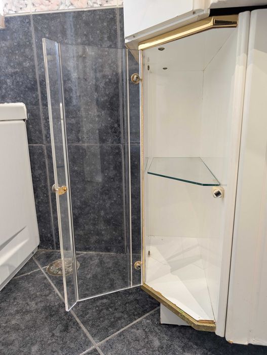 Lavatório de cerâmica embutido em móvel de mármore com gavetas