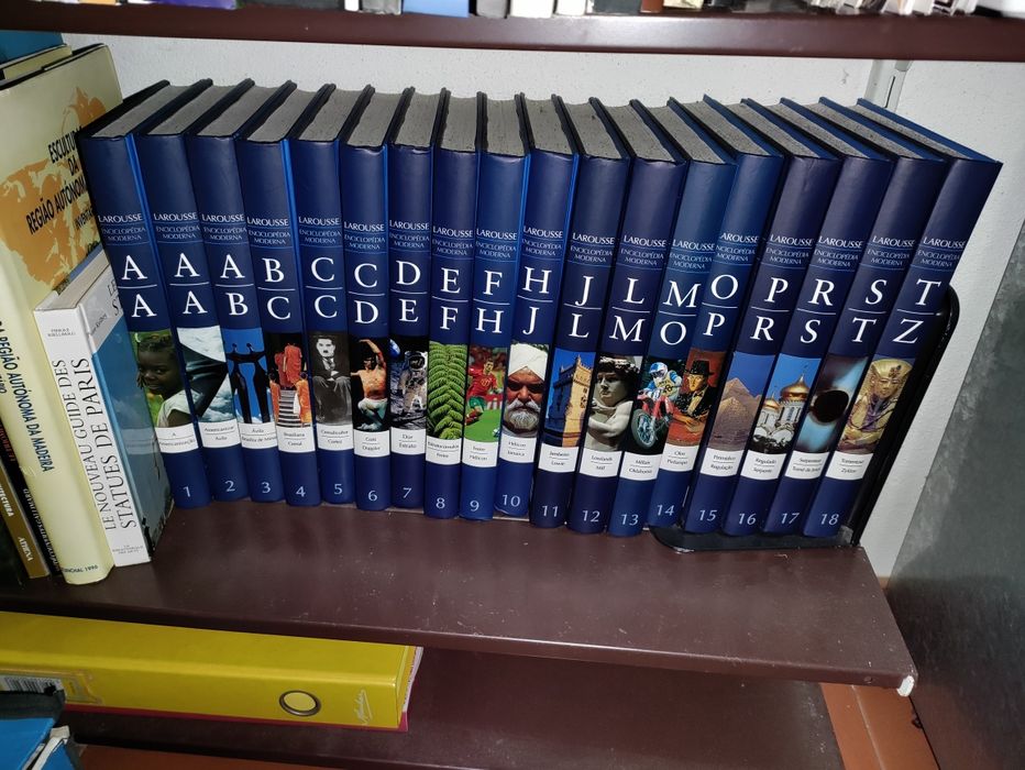 Coleção de livros do Larousse "Enciclopédia Moderna"