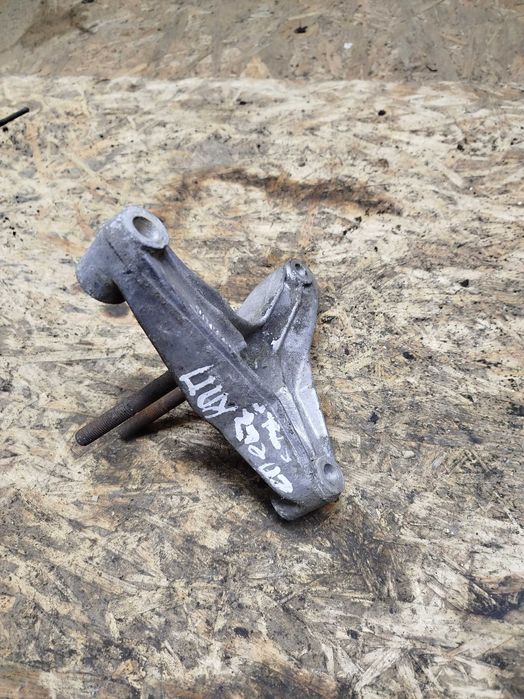 Кронштейн КПП лівий MR222150 Mitsubishi Space Star, Carisma